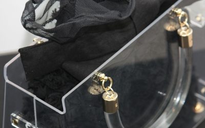 Blog d'Isabel - Design’n Chic – Maison de couture en plexiglas : objets, bijoux & accessoires pour l’événementiel Une matière plastique prodigieuse….