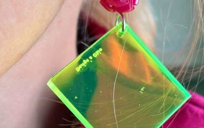 Blog d'Isabel - Design’n Chic – Maison de couture en plexiglas : objets, bijoux & accessoires pour l’événementiel Les bijoux fantaisie sont de retour