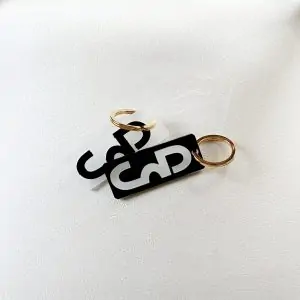 Landing Page - Design’n Chic – Maison de couture en plexiglas : objets, bijoux & accessoires pour l’événementiel porte clef Design'n Chic