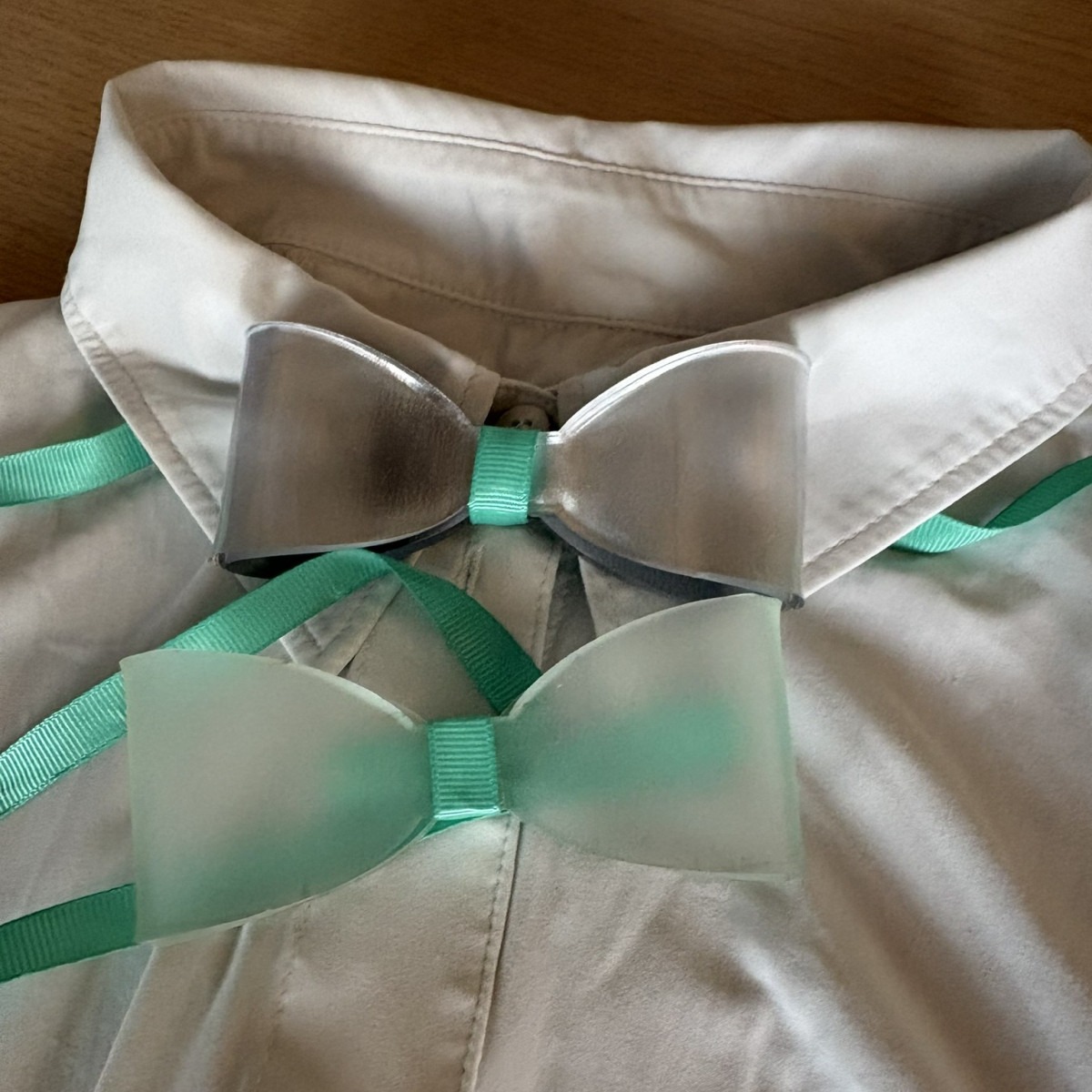 noeud pap large - Design’n Chic – Maison de couture en plexiglas : objets, bijoux & accessoires pour l’événementiel Noeud Pap 3D ruban vert pâle