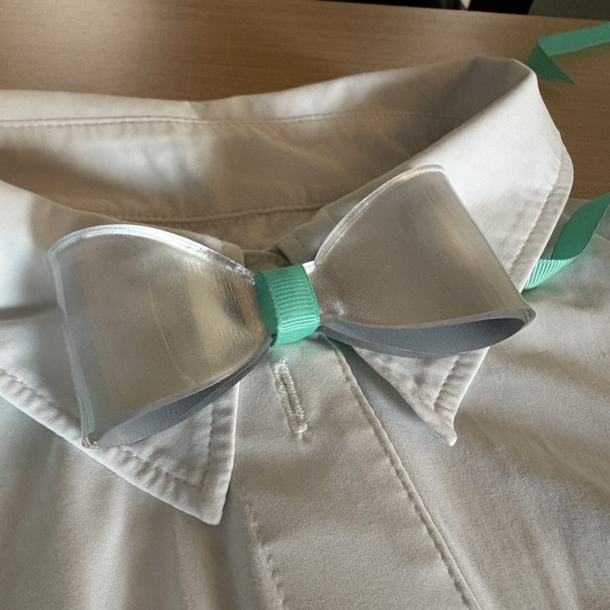 noeud pap large - Design’n Chic – Maison de couture en plexiglas : objets, bijoux & accessoires pour l’événementiel Noeud Pap 3D miroir & ruban vert pâle
