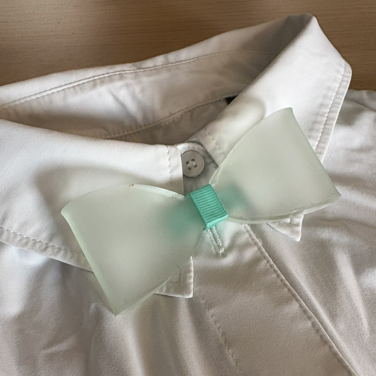 noeud pap large - Design’n Chic – Maison de couture en plexiglas : objets, bijoux & accessoires pour l’événementiel Noeud Pap 3D vert & ruban vert pâle