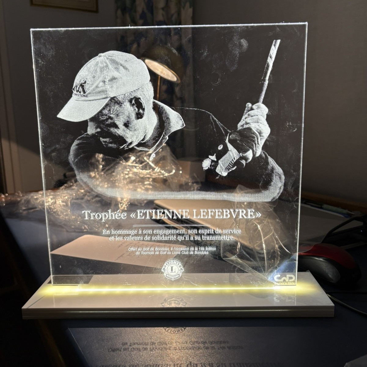 Trophée PRIX ETIENNE LEFEBVRE - Design’n Chic – Maison de couture en plexiglas : objets, bijoux & accessoires pour l’événementiel TROPHEE PRIX ETIENNE LEFEBVRE